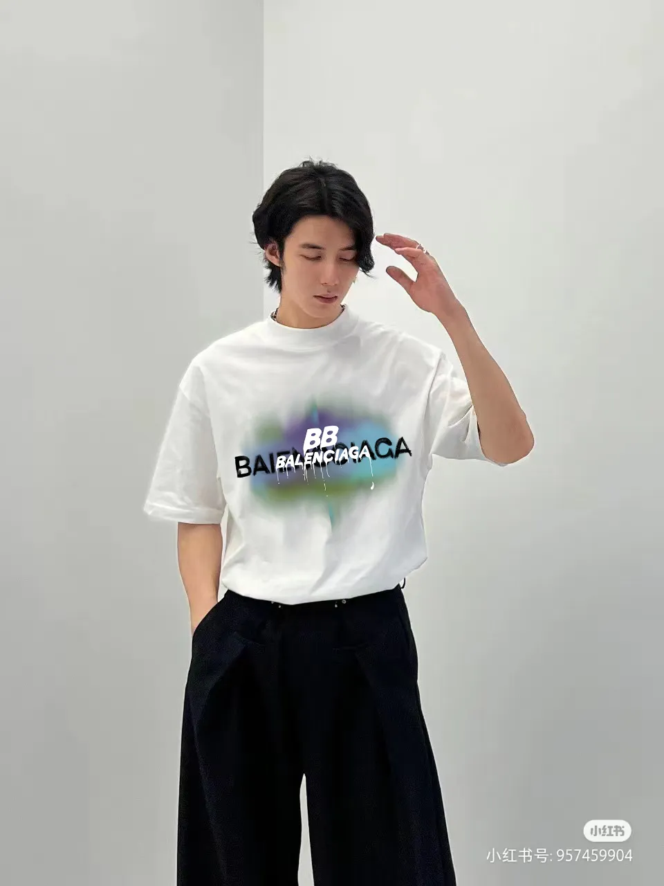P80✨🔥 BALENCIAGA Paris lettering flocked printed short-sleeved T-shirt. Custom-woven and dyed 300g combed cotton heavyweight fabric. Zero color difference in threads. Perfect details. Differentiate from the currency version on the market. Welcome to compare. Same Style for men and women. Must-sell in the picture above. Color: White Black Size: 1 2 3 4